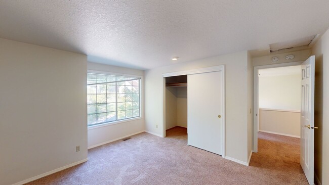 Building Photo - Prime Mountain Park Location! Minutes to D...