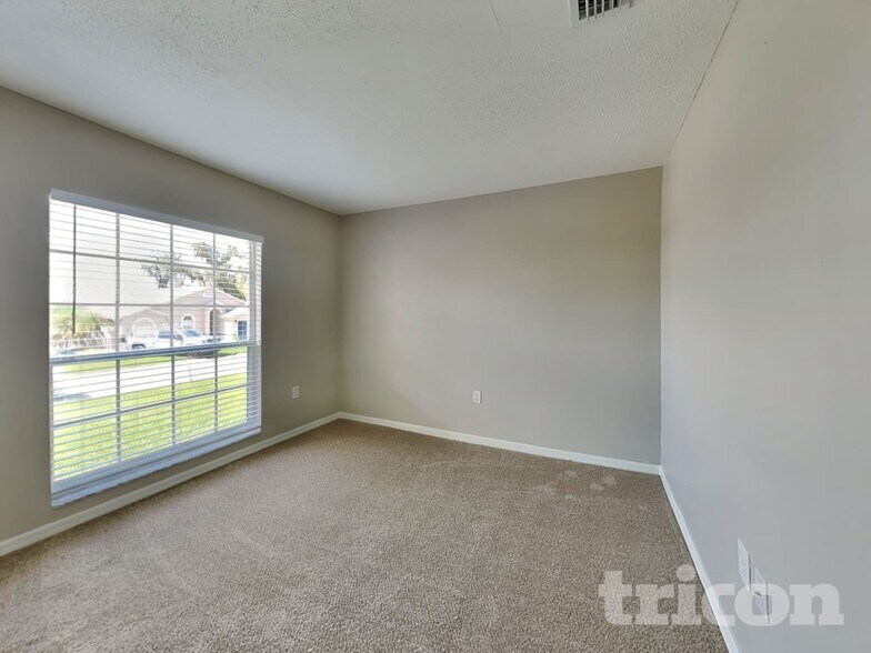 Building Photo - 7833 Manor Dr
