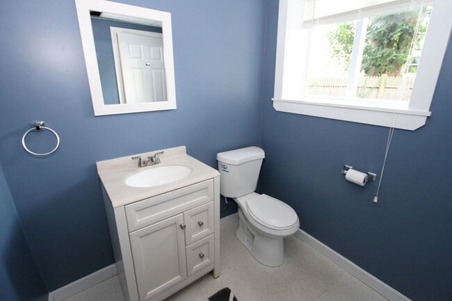 Building Photo - 68 Crescent St