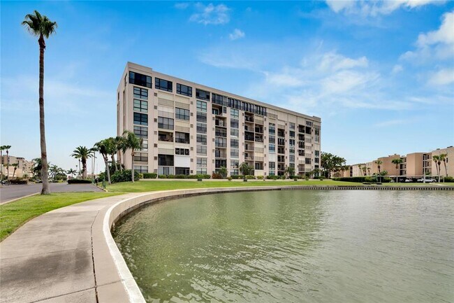 Building Photo - 7700 Sun Island Dr S