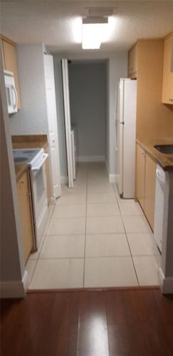 Building Photo - 9855 Westview Dr