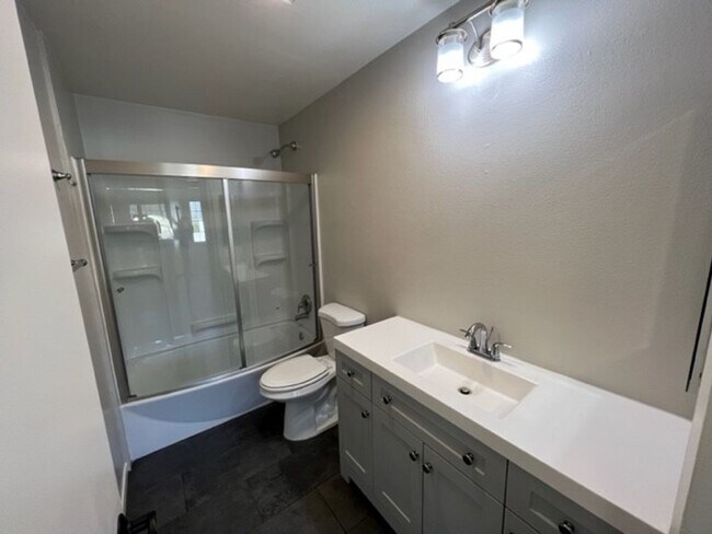 Building Photo - Beautiful 3 Bedroom + 1.5 Bath Townhouse in highly desirable Briarcliffe community!