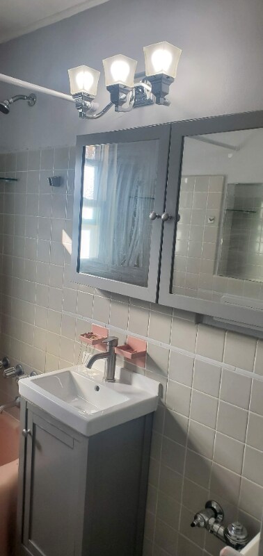 Building Photo - 196-38 Pompeii Ave