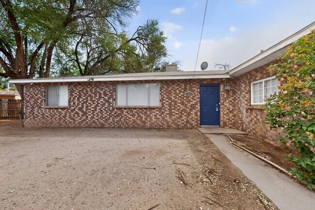 Building Photo - 1846 Henry Cir SW