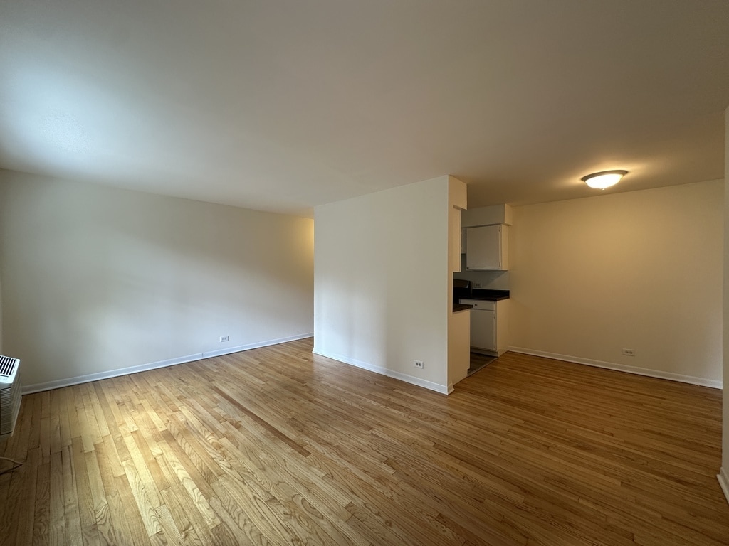 Building Photo - 432 W Oakdale Ave