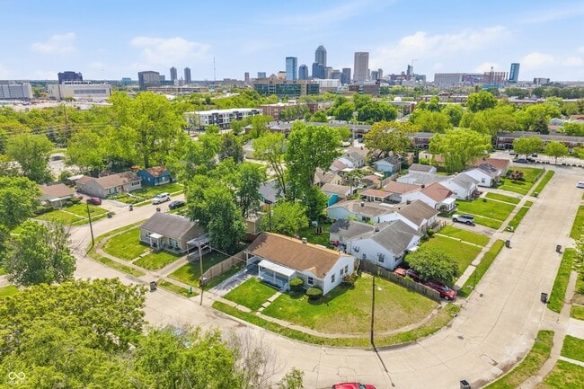 Building Photo - 1441 W Lynn Dr