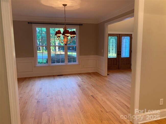 Building Photo - 7925 Bay Pointe Dr