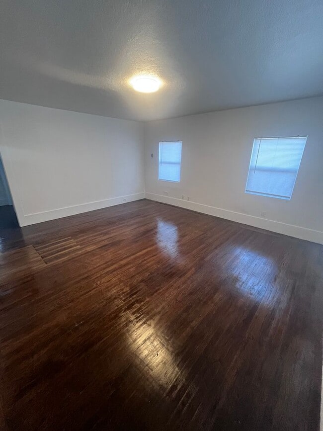 Building Photo - ADORABLE 2 BEDROOM HOME!!