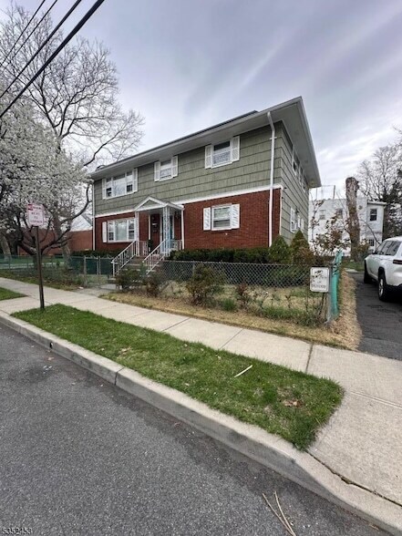Primary Photo - 739 Burnside St