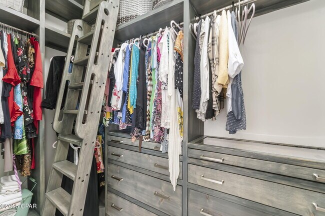 Building Photo - 407 Petrel St