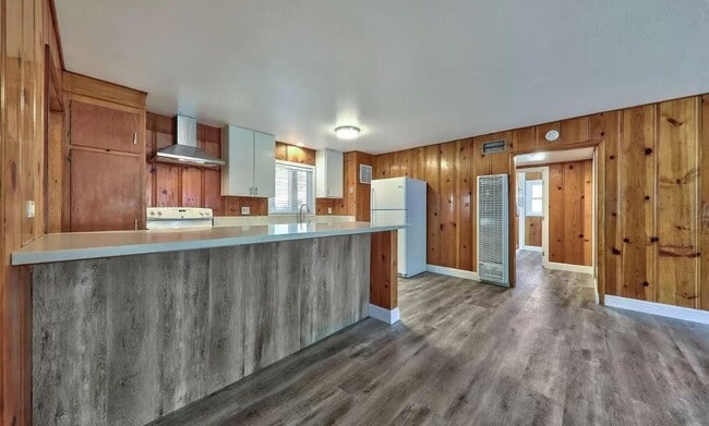 Building Photo - *LONG TERM RENTAL*