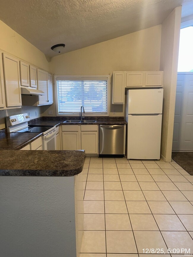 Building Photo - 2026 Shaw Ave