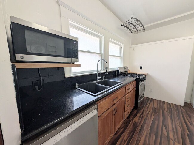 Building Photo - Market St. Duplex
