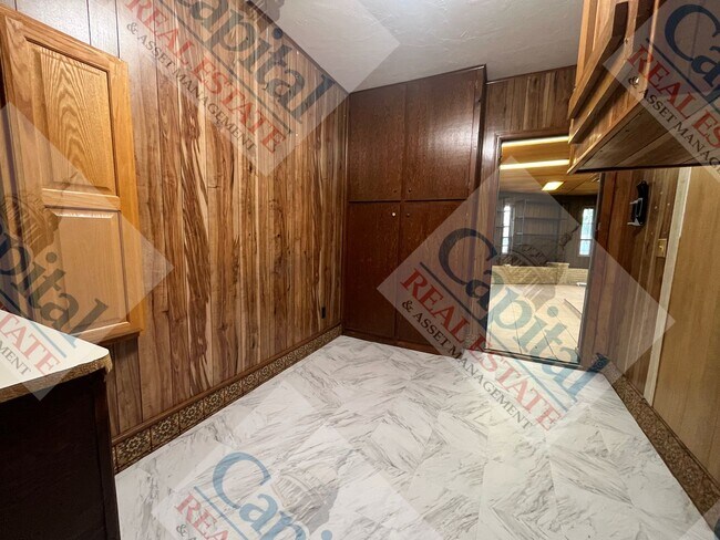 Building Photo - Spacious 2 Bedroom W/ Bonus Room