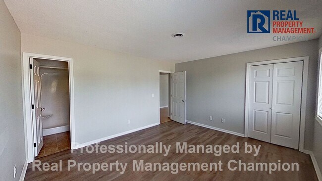 Building Photo - 2 BD/2 BA Upper Unit Condo with Spacious a...