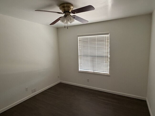 Building Photo - 1335 W Evergreen Ct