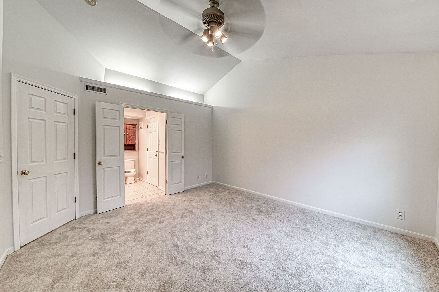 Master BR with vaulted ceiling - 2495 Fountain Pl