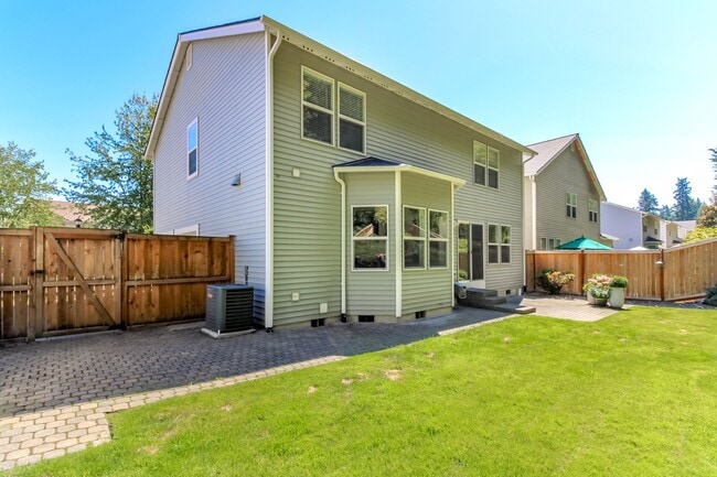 Building Photo - Beautiful upgraded 4 bedroom DuPont home with AC and sprinkler system