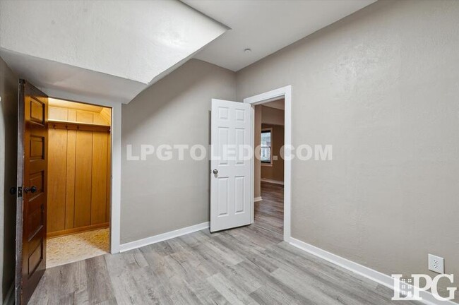 Building Photo - 533 Raymer Blvd