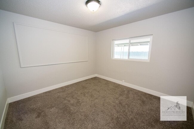 Building Photo - 1136 E Griffith Way