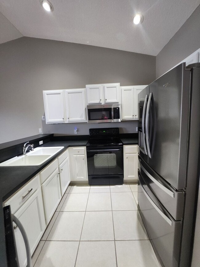 Building Photo - 3 BEDROOM 2 BATH HOME ACROSS FROM BEACH !!!