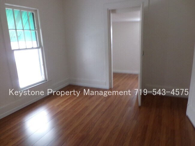 Building Photo - $365 Off Move-in Special!  Centrally Located Apartment - 1 BD/1 Bath $725/$725