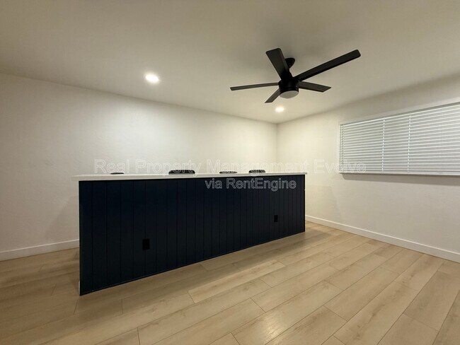 Building Photo - 429 E Greenway Dr