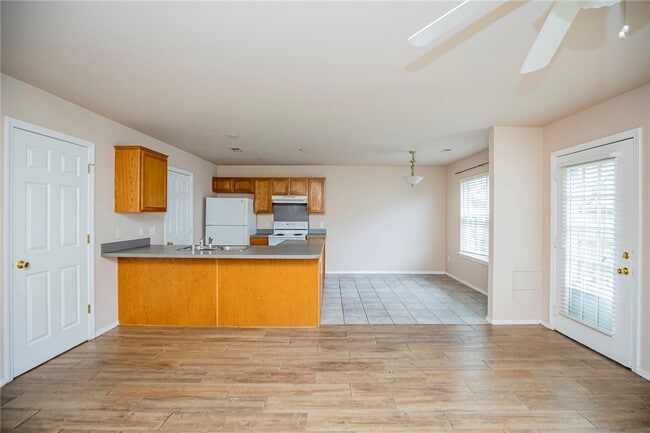 Building Photo - 903 W Peachtree Dr