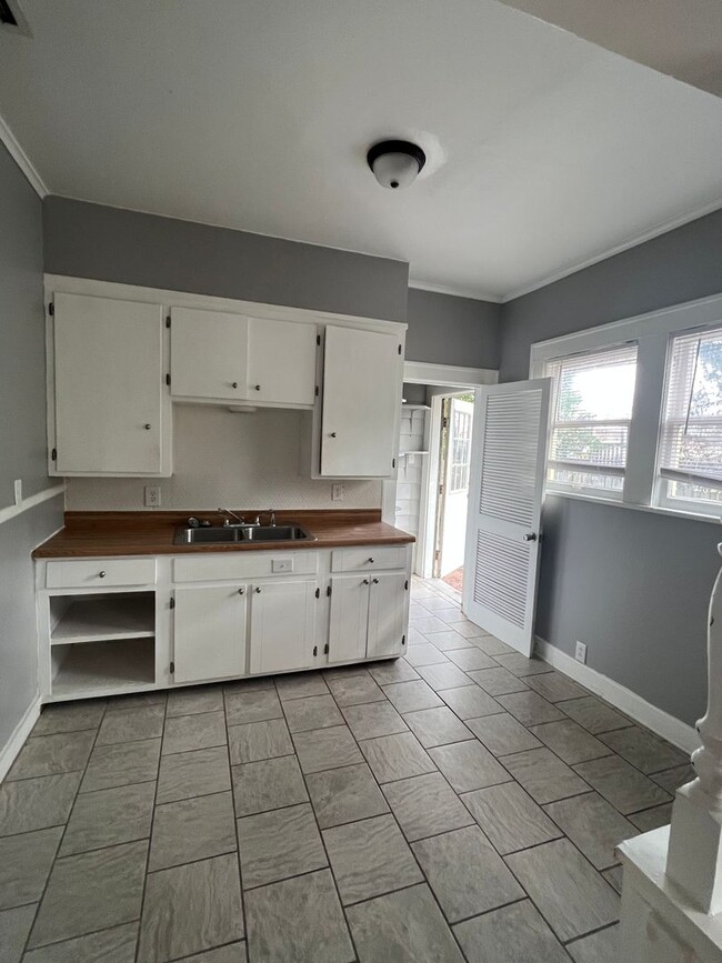 Building Photo - 1 Bedroom 1 Bath Duplex in the Broadmoor, ...