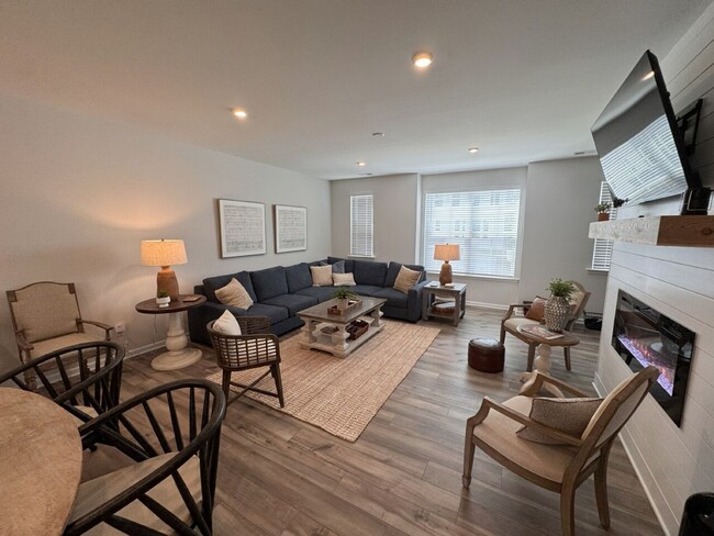 Building Photo - Fully Furnished Water front Community