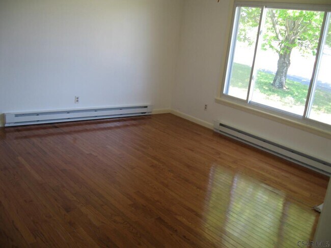Building Photo - 125 Hickory Dr