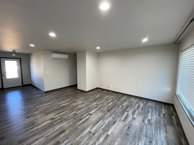 Building Photo - 2525 El Mar St