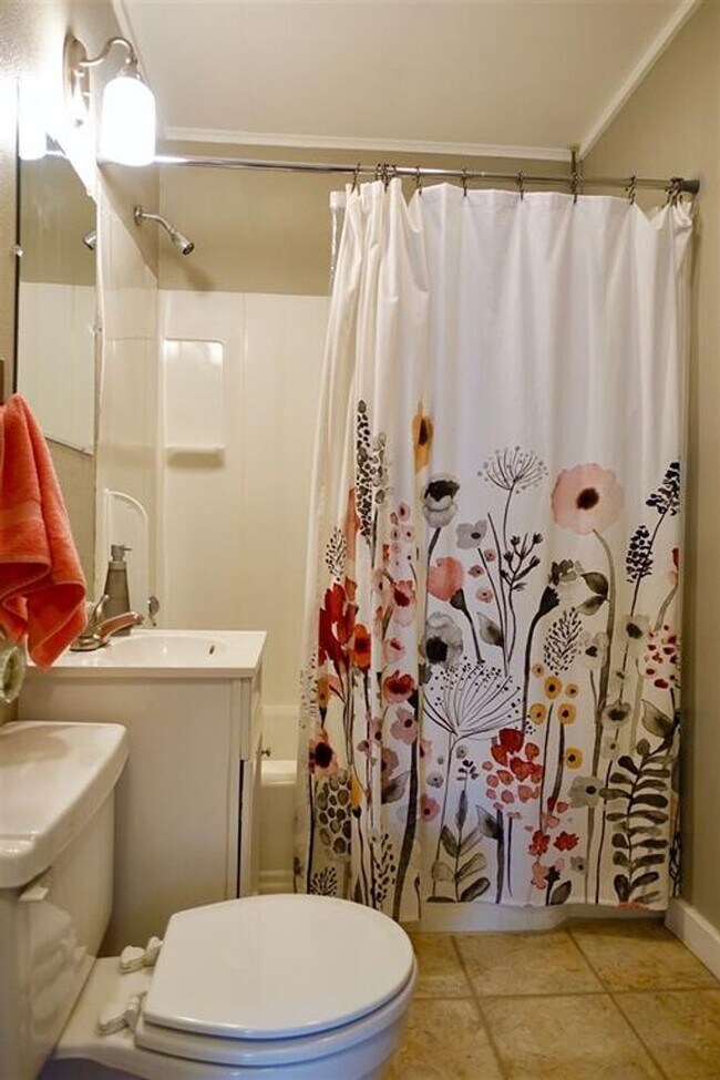 Building Photo - 416 S Eastside Dr