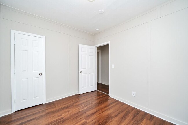 Building Photo - ? Adorable Bungalow Home in Highly Desirab...
