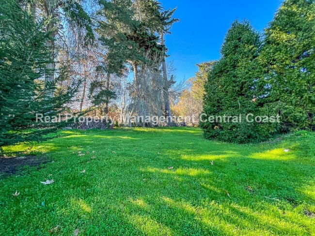 Building Photo - AVAILABLE OCTOBER - Large 4 Bedroom / 3 Ba...