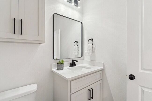 Building Photo - Fully Furnished 4 Bedroom + Bonus Room