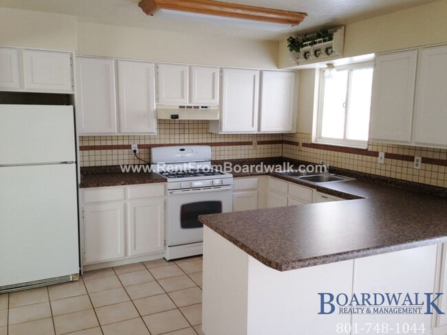 Building Photo - Great 5 Bed Now Available in Riverton