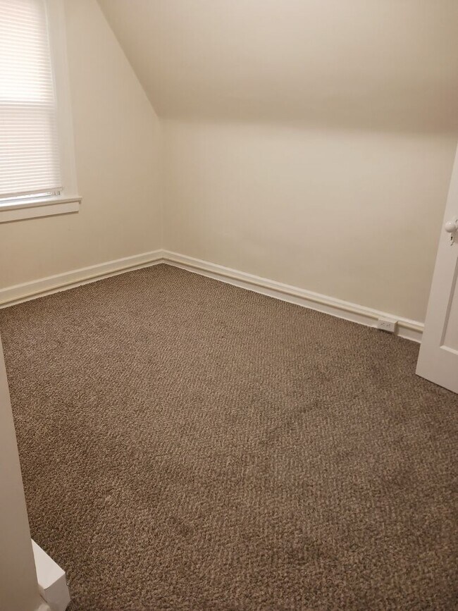 Building Photo - 4 bedroom 2 full baths Upper Northside Youngstown