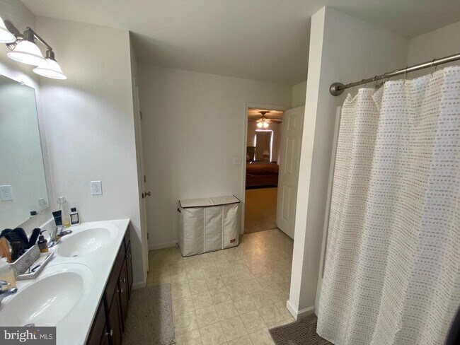 Building Photo - 27 E Imperial Dr