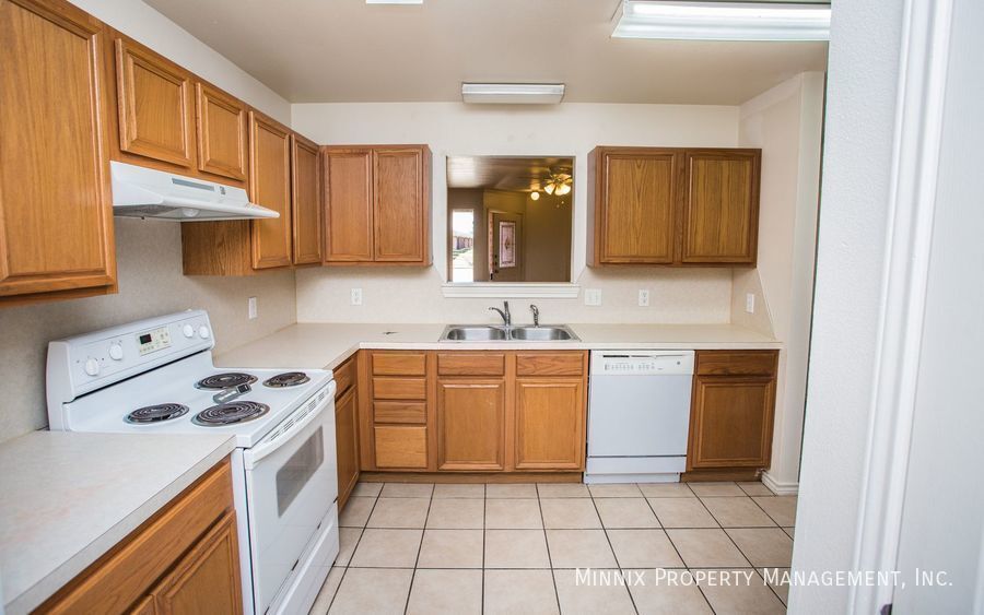 Building Photo - 908 N Belmont Ave