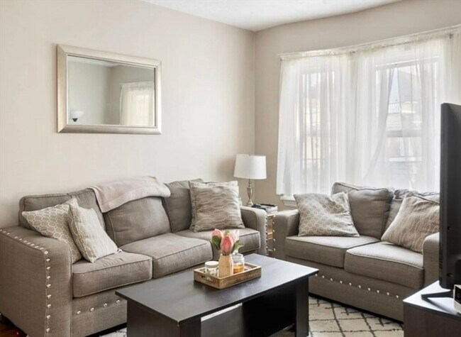 Building Photo - 44 Greenleaf Ave