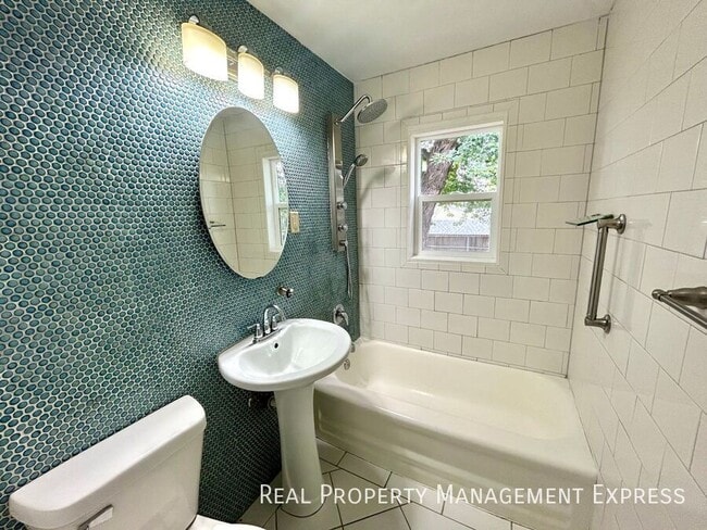 Building Photo - Modern 2 Bedroom + Den, 2 Bath House