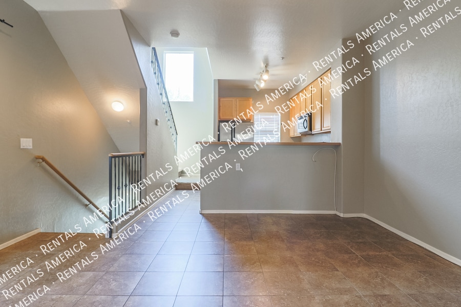 Building Photo - 747 N Port Dr