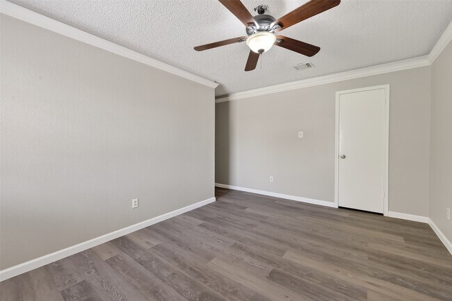 Building Photo - 4002 Cedar Ridge Ct