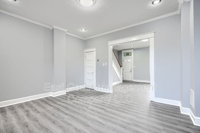 Building Photo - 3028 Kenyon Ave