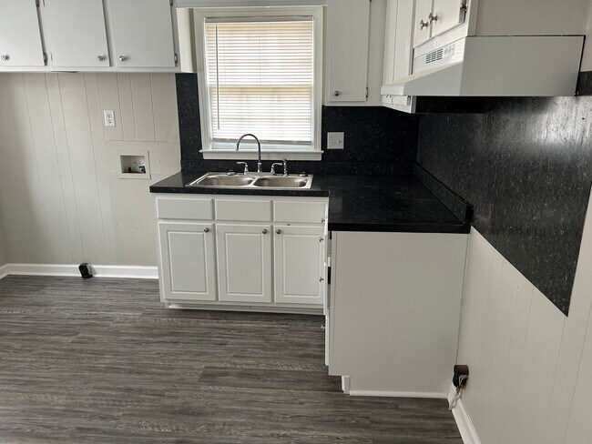 Building Photo - 412 Kingston Ave