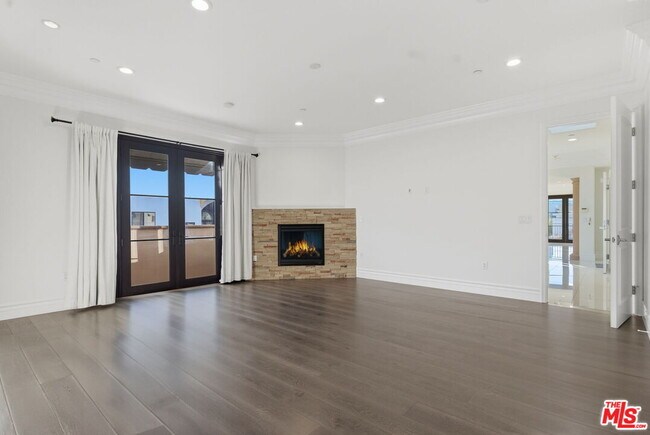 Building Photo - 462 S Maple Dr