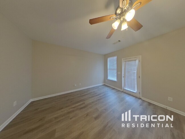 Building Photo - 528 Tulip Ln