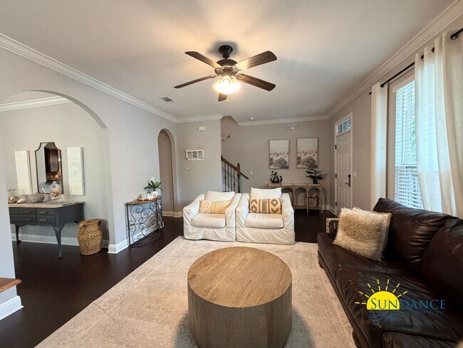 Building Photo - Optional Furnished Home with Community Pool in an Unbeatable Location!