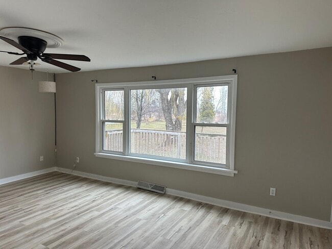 Building Photo - 962 Lakeview Dr